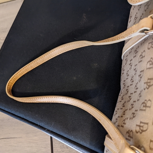 Dooney & Bourke barrel bag - Picture 5 of 14